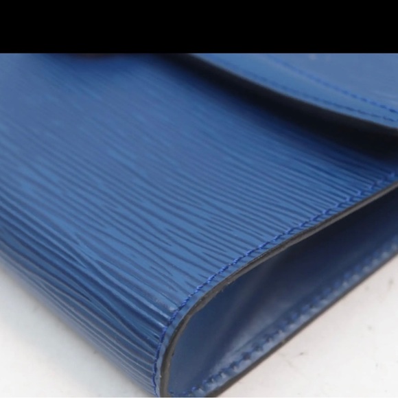 LV Epi Crossbody - Picture 4 of 8